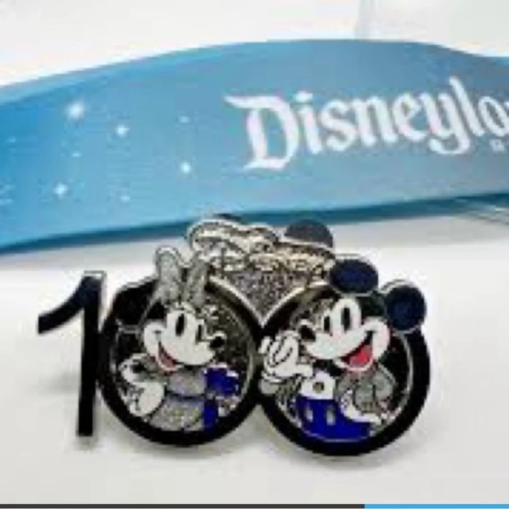 Disney Pin MickeyMinnie 100 Years Of Wonder Travel Club 2023 lanyard pass holder